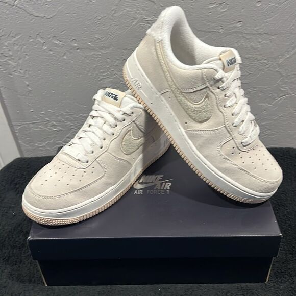 🔥🔥NIKE Air Force 1 '07 SE Sanddrift Beige Fuzzy Sneakers Women Sz 10 - PERFECT - Picture 1 of 16